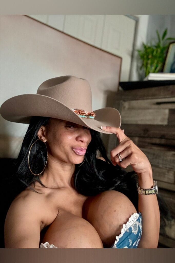 Photo of Gloria L'Amour, creator on OnlyFans with exclusive content