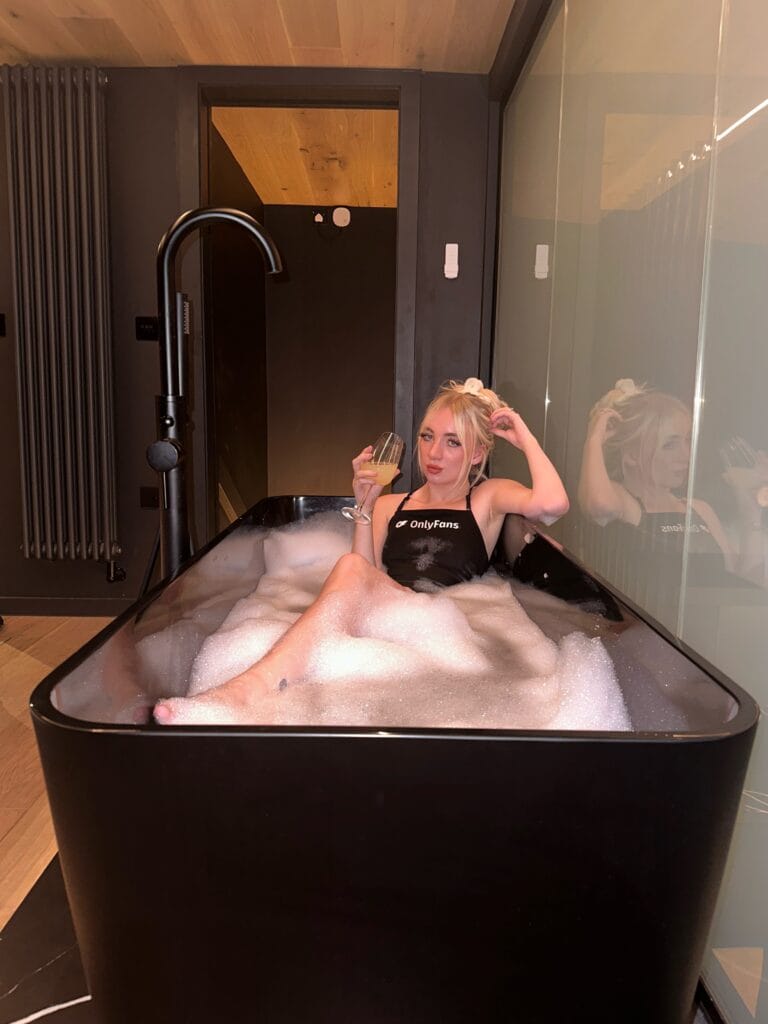 Photo of Charlotte, creator on OnlyFans with exclusive content